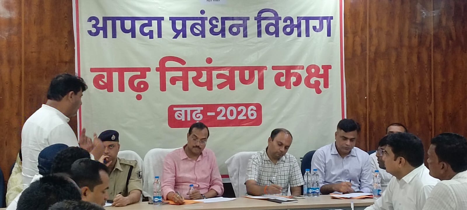 प्रभारी सचिव ने कंट्रोल रूम में बाढ़ से निपटने की तैयारियों की समीक्षा की