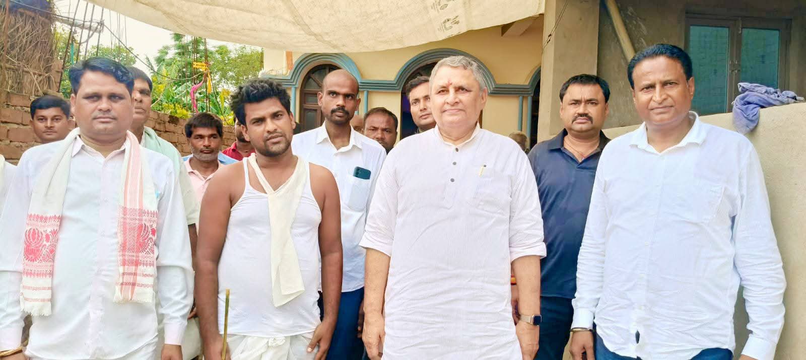 मनिका में मृ”तक के परिजनों से मिले उपमुख्यमंत्री, दी सांत्वना