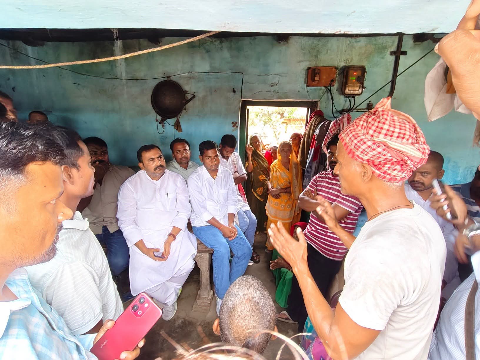 मृ”तका के स्वजनों से मिले पूर्व मंत्री सह अमनौर के भाजपा विधायक मंटू पटेल