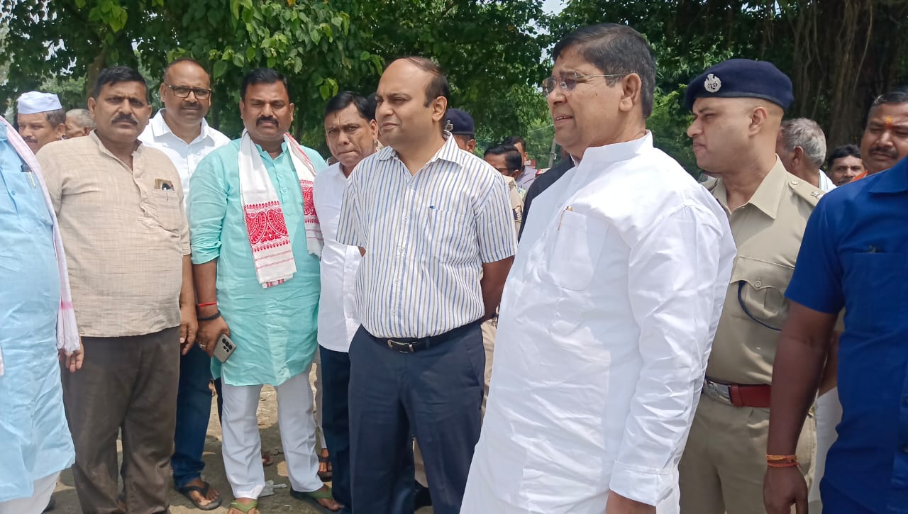 बाढ़ प्रभावित इलाकों में प्रभारी मंत्री और डीएम ने लिया जायजा, 2.33 लाख लोग प्रभावित, 94 सामुदायिक रसोई और 22 मेडिकल कैंप सक्रिय; 227 नावों से आवागमन व राहत कार्य जारी