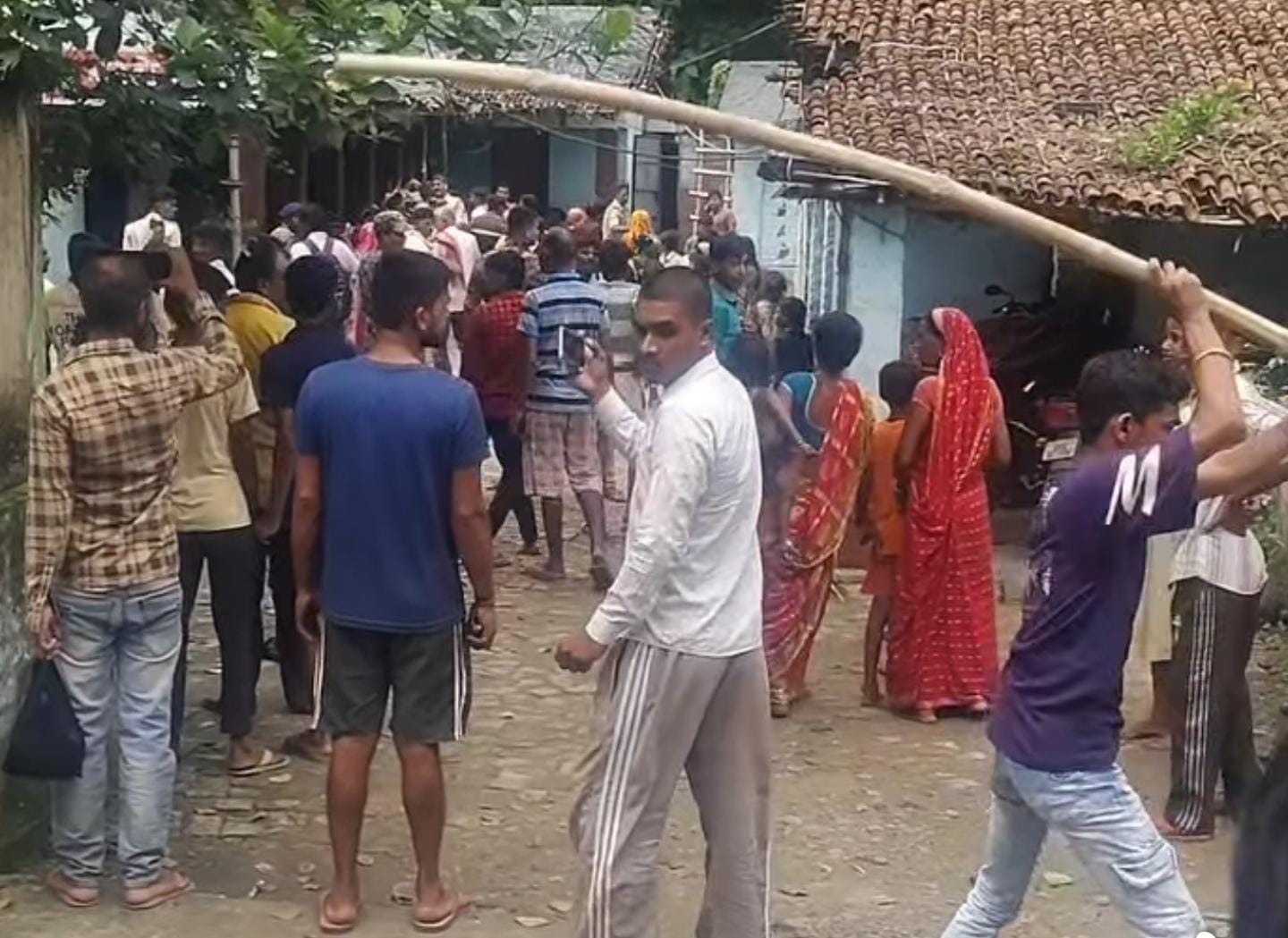 मिथुन ह”त्या’कांड में आरोपी महिला को छोड़े जाने पर थाना घेरा, परिजनों और ग्रामीणों ने पुलिस पर लगाया मनमानी का आरोप