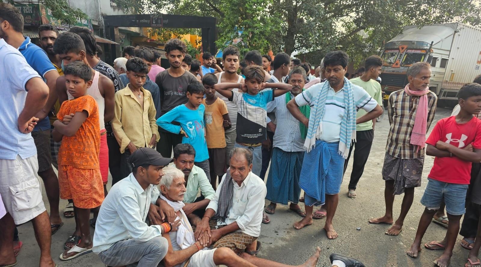 पीकअप की ठो’कर से श्री राम जानकी चिकित्सा महाविद्यालय गार्ड की मौ”त, एक गार्ड ज’ख्मी