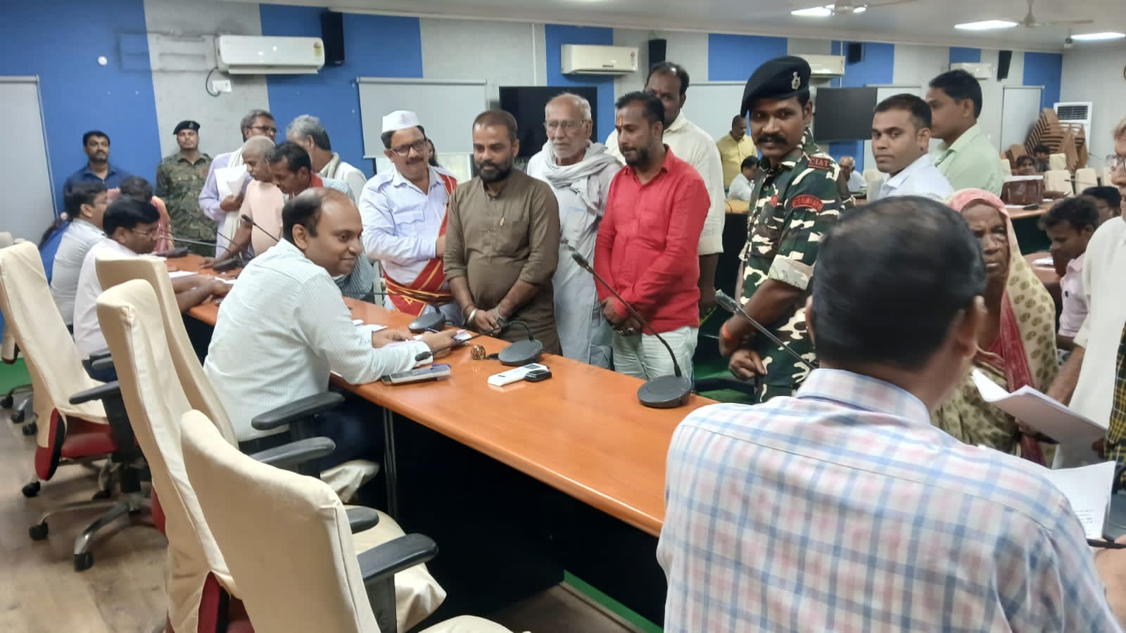 जन संवाद में डीएम ने सुनी आमजनों की समस्याएं, अधिकारियों को त्वरित कार्रवाई का निर्देश