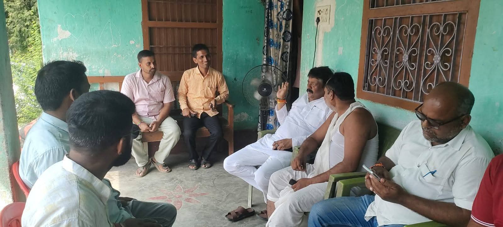 भाजपा नेता की मां के निधन पर विधान पार्षद ने जताई शोक संवेदना, गंगसारा पहुंचकर परिजनों को बंधाया ढांढस
