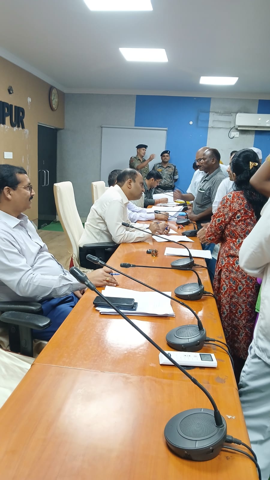 जन संवाद में डीएम ने सुनीं आमजनों की समस्याएं, समयबद्ध निष्पादन का दिया निर्देश