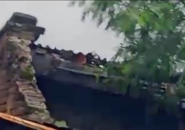 बारिश एवं तेज हवा से खपरैल घर धराशायी