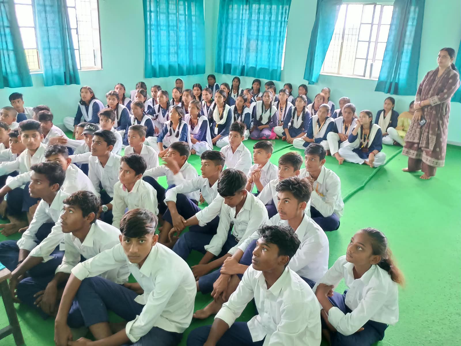 सुरक्षित शनिवार में विद्यार्थियों को नाव दुर्घटना और डूबने से बचाव की दी जानकारी