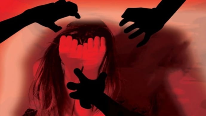 ह’थि’यार दिखाकर युवती से सा”मू’हिक दु”ष्क”र्म का आरोप, वीडियो बनाकर दी ध”म’की, पांच माह तक भय के कारण चुप रही पीड़िता, वीडियो सामने आने पर हुआ मामले का खुलासा