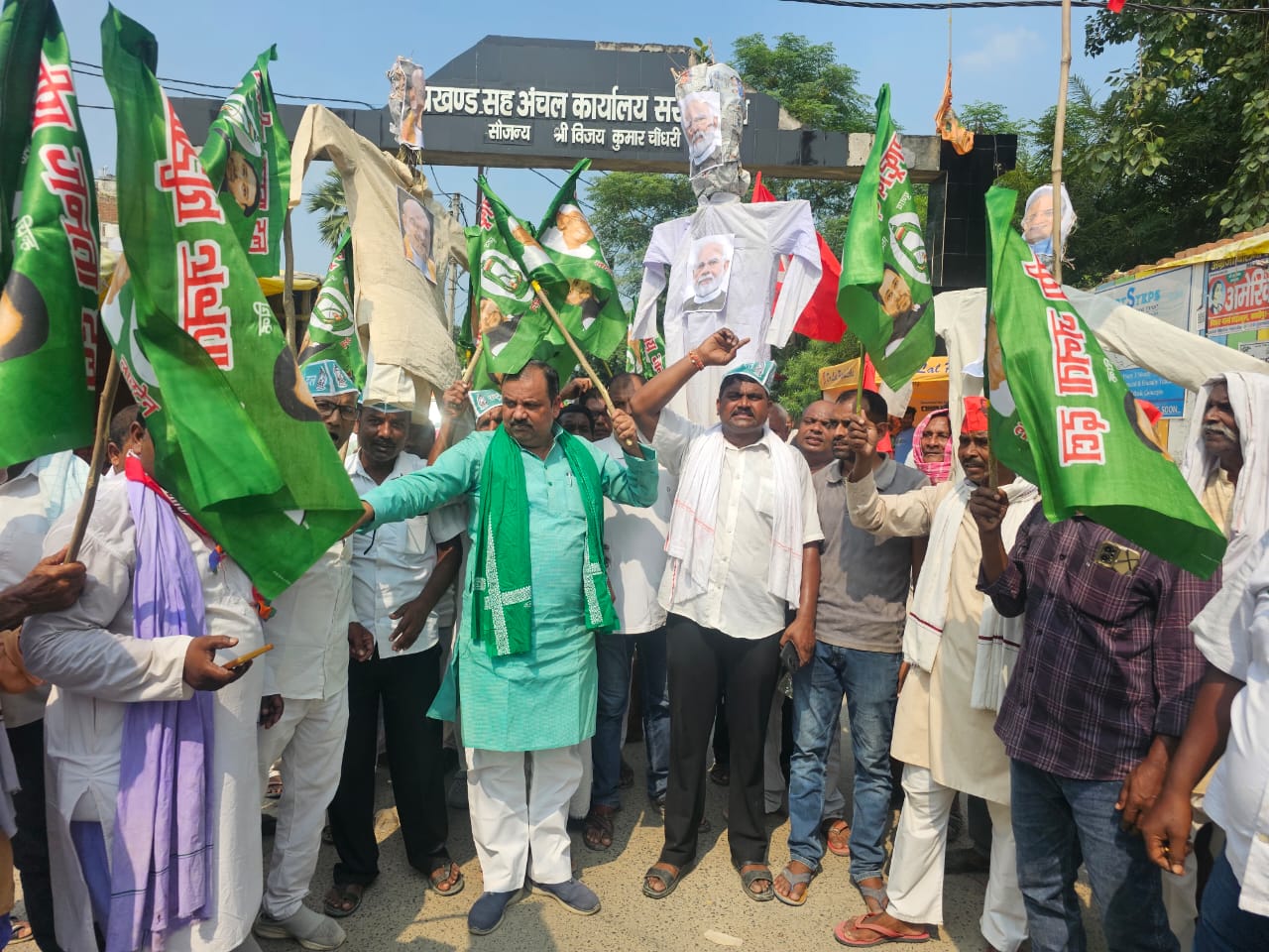 सरायरंजन में इंडिया गठबंधन का प्रदर्शन, मुख्य चुनाव आयुक्त समेत केंद्र सरकार के खिलाफ जताया विरोध