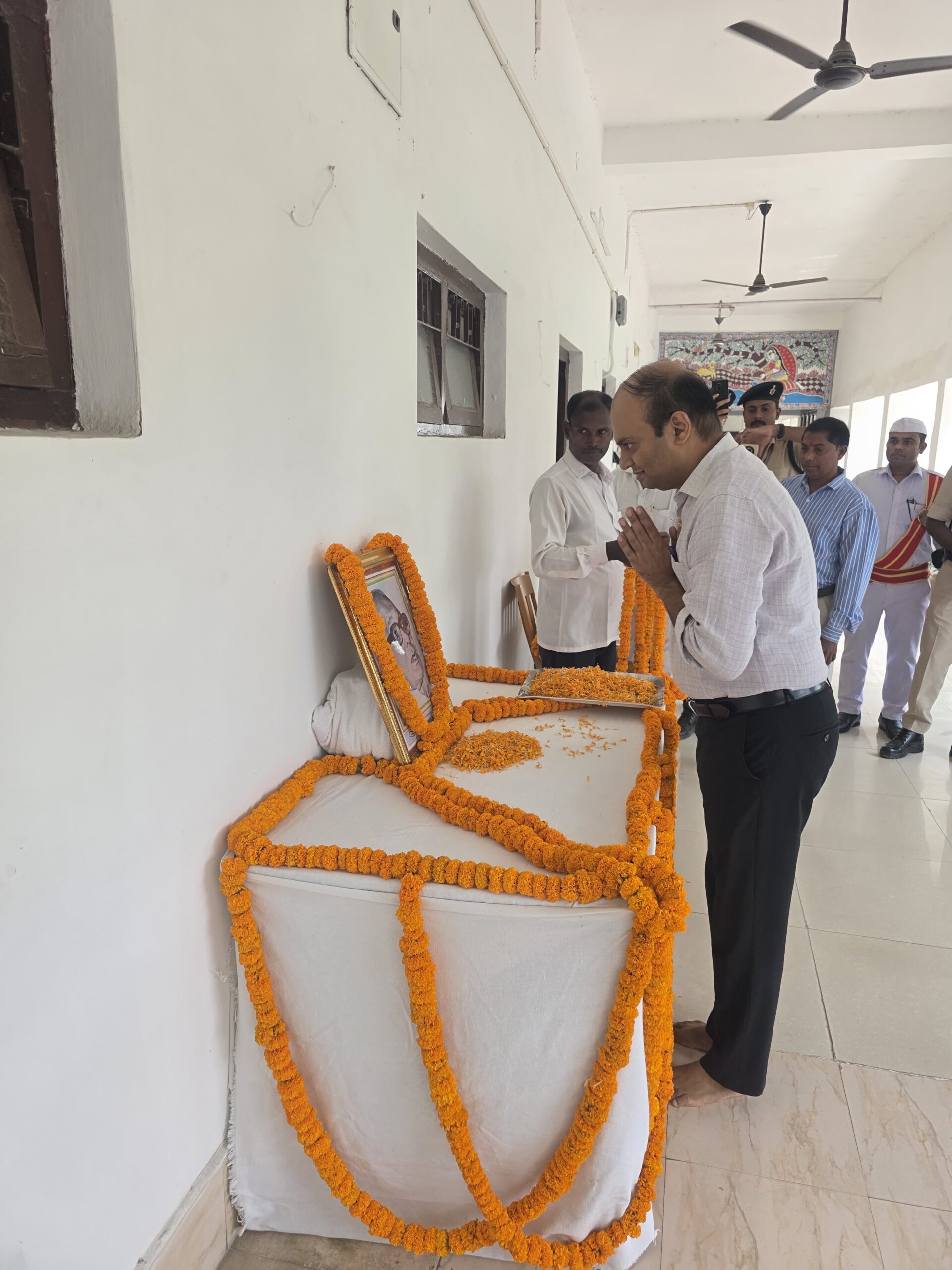 जेपी जयंती पर डीएम ने किया माल्यार्पण, आदर्शों को किया याद