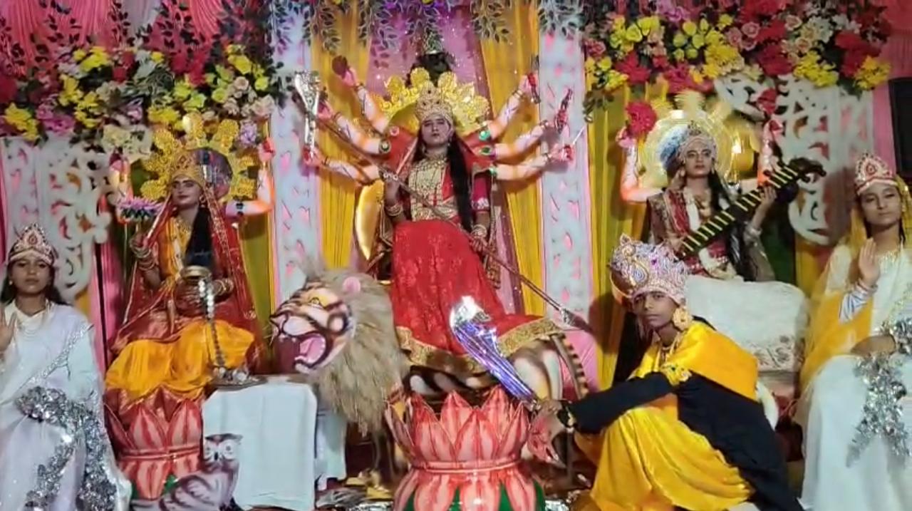 मोहिउद्दीन नगर में मां दुर्गा, लक्ष्मी और सरस्वती की जीवंत झांकी, दर्शन को उमड़ रहे श्रद्धालु